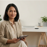 Psikolog profesional menggunakan website praktik digital untuk manajemen klinik dan jadwal pasien.