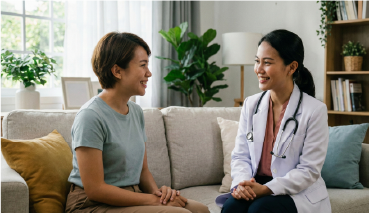 Dokter psikiater berkonsultasi dengan pasien menggunakan sistem manajemen klinik digital.